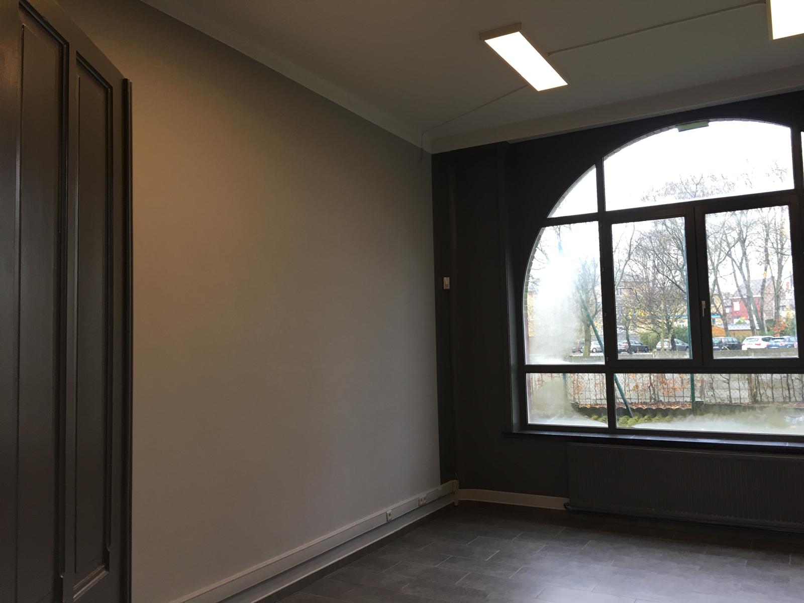 Mur teal et boiseries grises