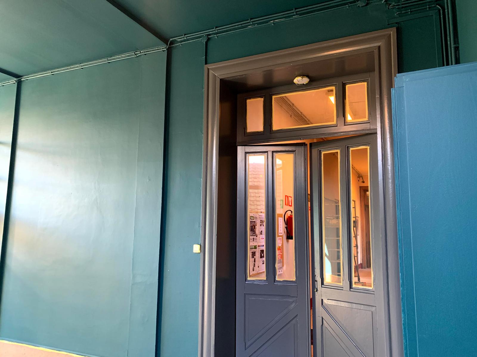 Hall d'entrée bleu canard avec lustre Murano