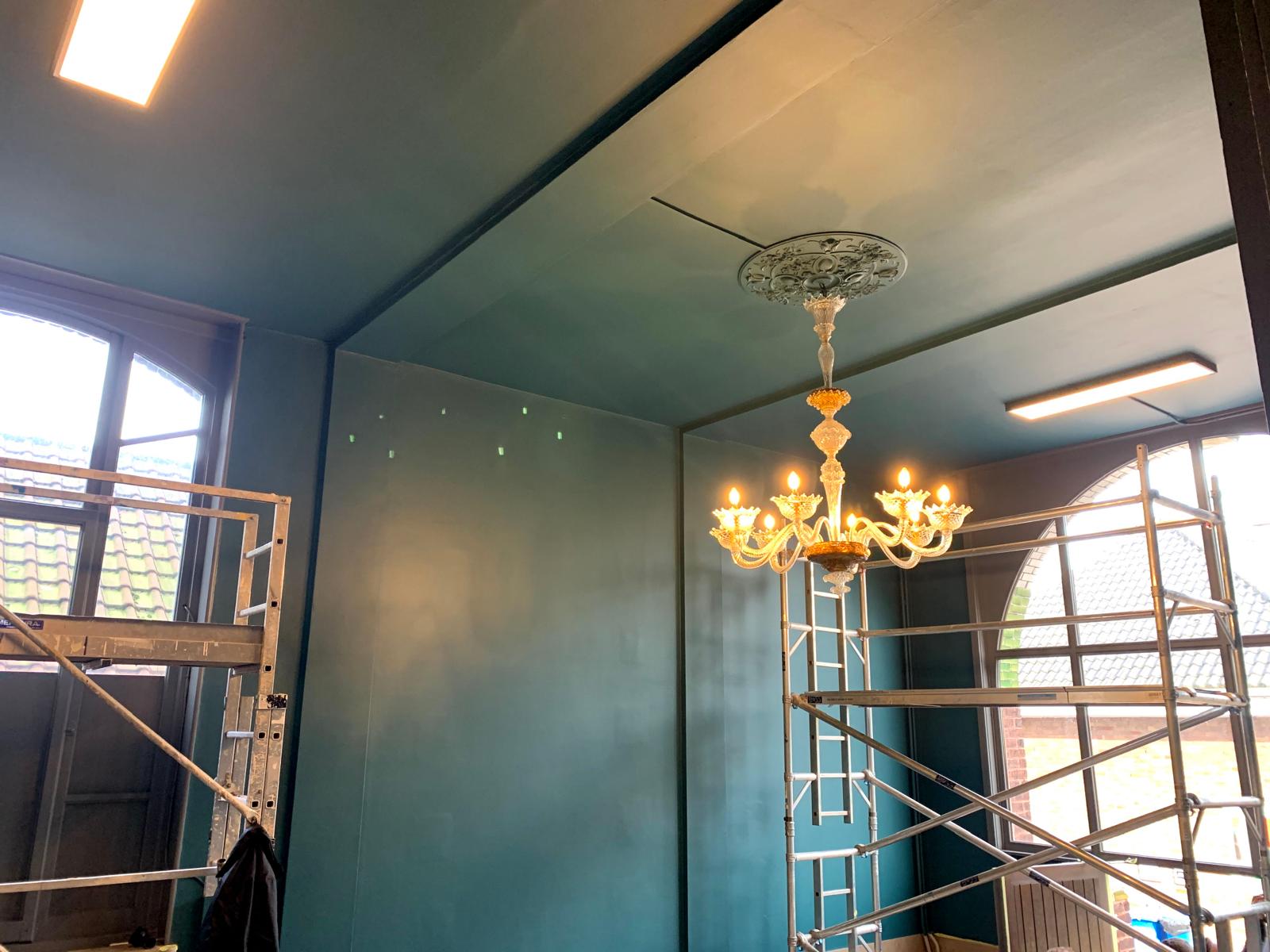 L'équipe SIDIB Contractor sur le grand escalier d'un chantier livré