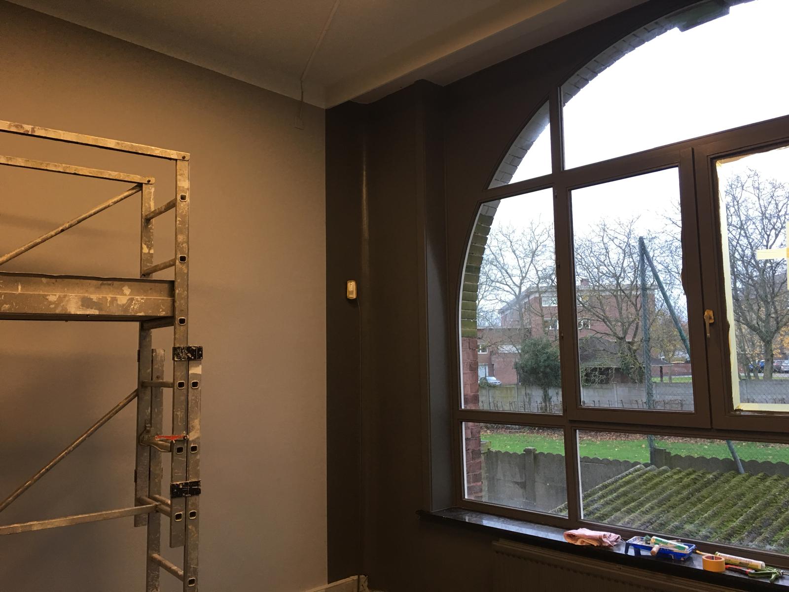 Fenêtre cintrée et châssis taupe