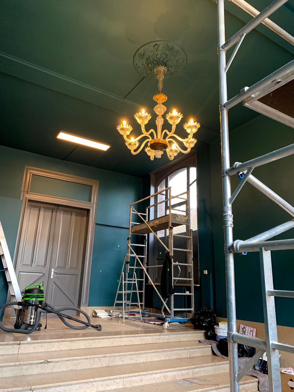 Grand escalier en marbre avec colonnes